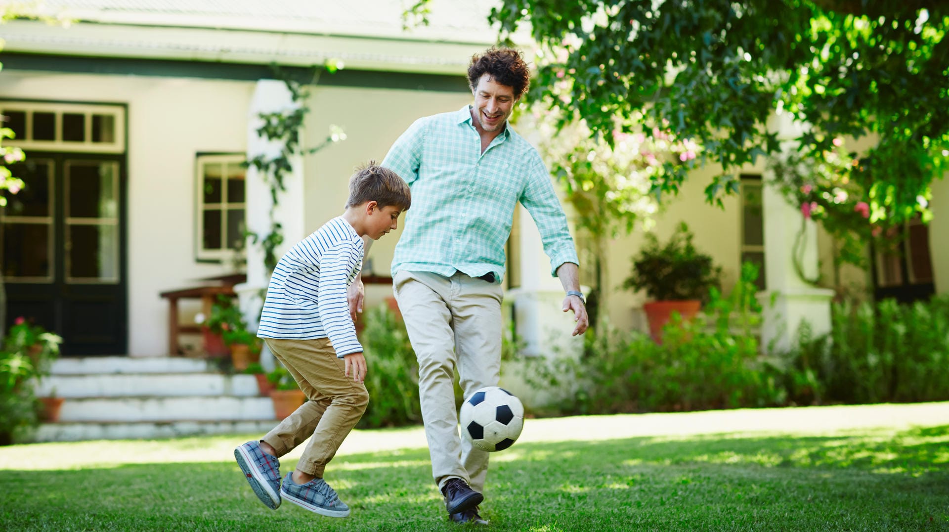 Investment in die Familie (Symbolbild): Wer eine eigene Immobilie kauft, sichert seine Kinder oder Enkelkinder ab – es ist aber keine Anlage, um die Inflation zu schlagen.