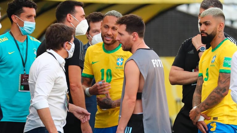 Aufregung beim Spiel im September: Brasiliens Neymar (M.) und Argentiniens Messi im Gespräch.