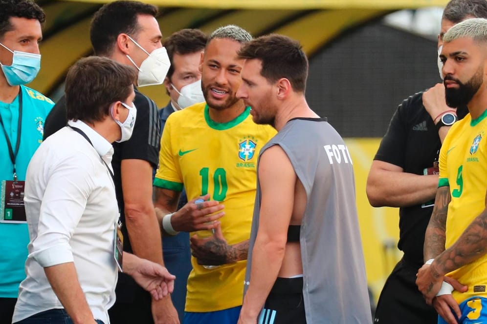 Aufregung beim Spiel im September: Brasiliens Neymar (M.) und Argentiniens Messi im Gespräch.