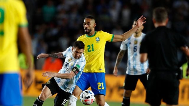 Argentiniens Lionel Messi und Brasiliens Matheus Cunha kämpfen um den Ball.