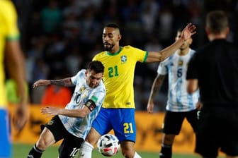 Argentiniens Lionel Messi und Brasiliens Matheus Cunha kämpfen um den Ball.