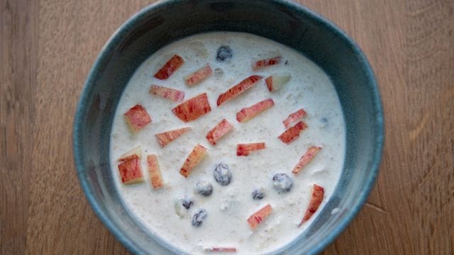 Bircher Müsli: Der Arzt Maximilian Oskar Bircher-Benner servierte den später nach ihm benannten Frühstücksklassiker erstmals um 1900.