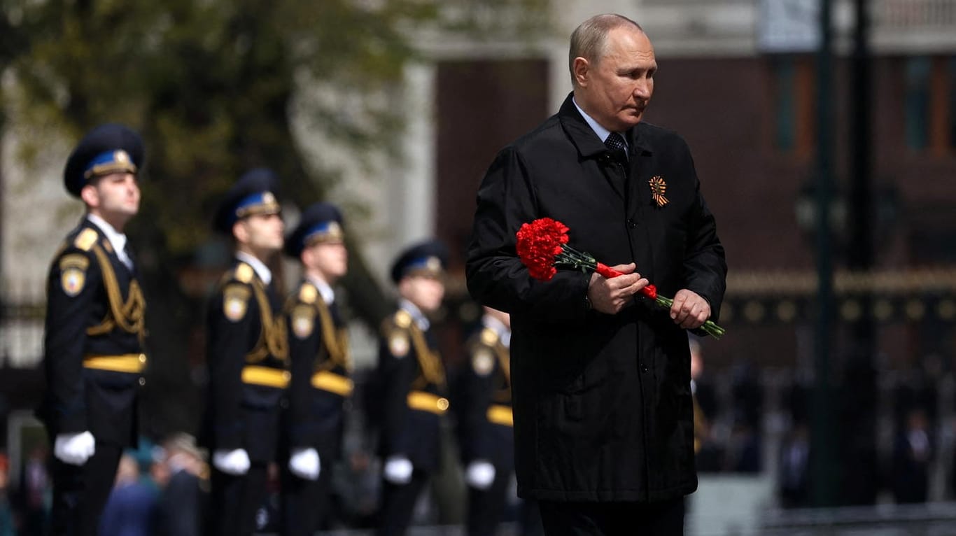Putin bei der Kranzniederlegung am Grab des Unbekannten Soldaten: Auf Aufnahmen sah man, wie der Kremlchef leicht hinkte.