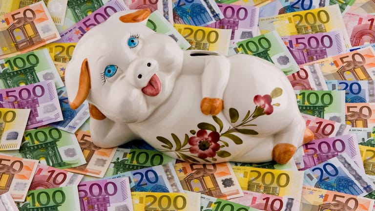 Sparschwein auf Euro-Scheinen (Symbolbild): Ein ähnliches Geldbad könnte der noch unbekannte Leipziger Lotto-Gewinner bald nehmen.