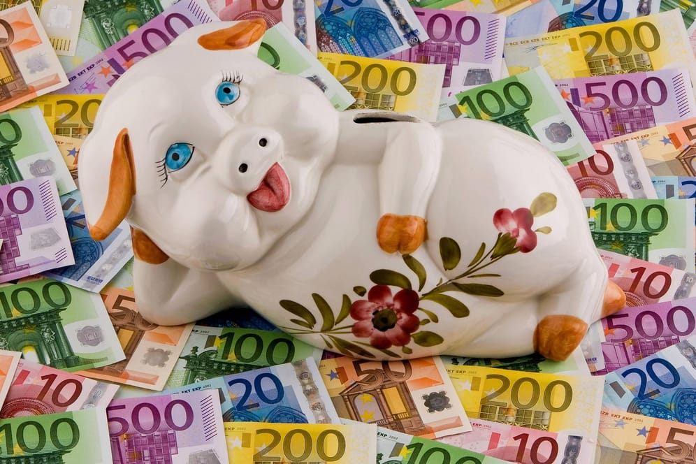 Sparschwein auf Euro-Scheinen (Symbolbild): Ein ähnliches Geldbad könnte der noch unbekannte Leipziger Lotto-Gewinner bald nehmen.