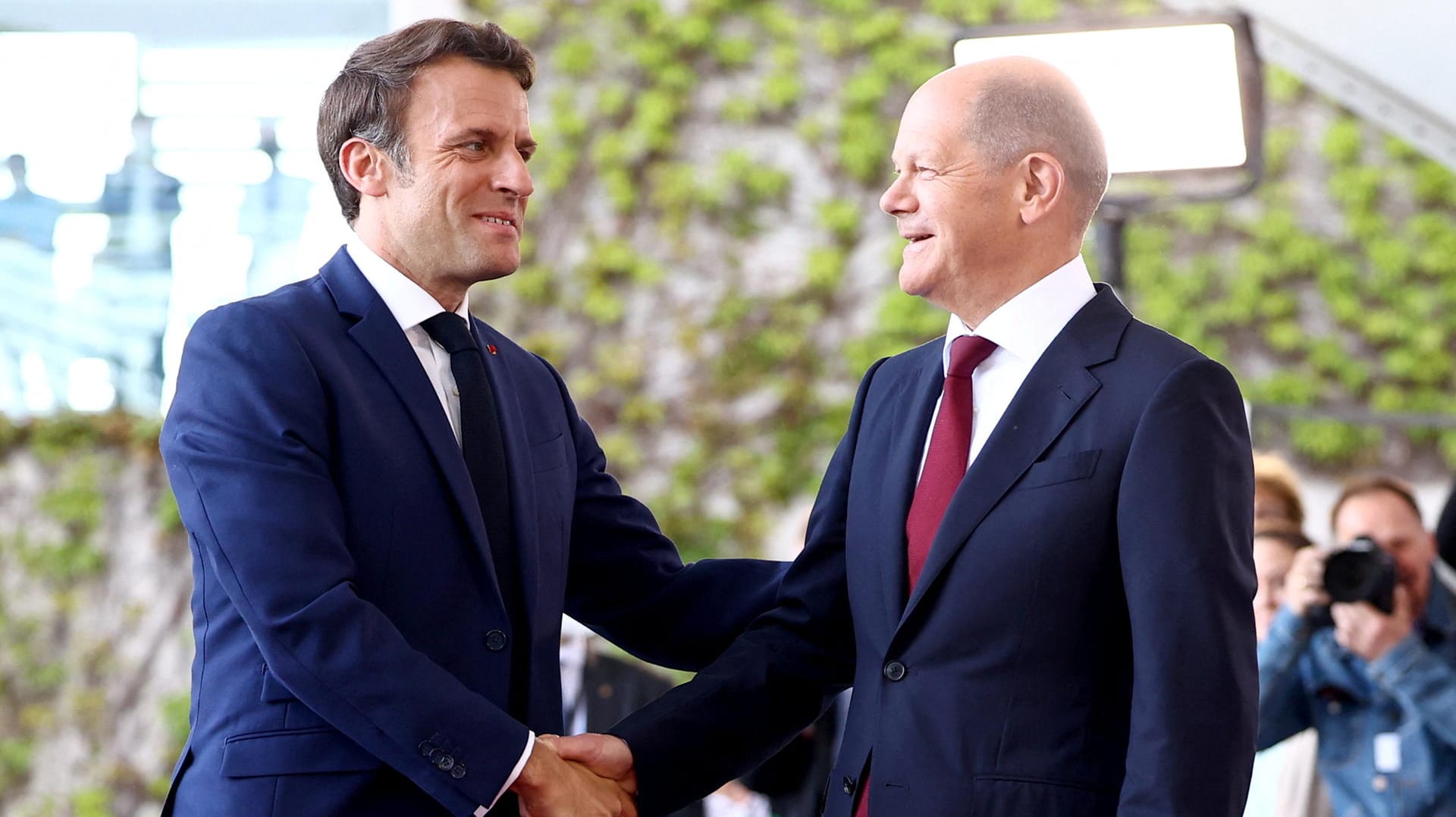 Emmanuel Macron und Olaf Scholz: Anlässlich des Antritts seiner zweiten Amtszeit besucht Frankreichs Präsident den deutschen Bundeskanzler in Berlin.