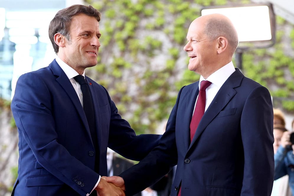 Emmanuel Macron und Olaf Scholz: Anlässlich des Antritts seiner zweiten Amtszeit besucht Frankreichs Präsident den deutschen Bundeskanzler in Berlin.