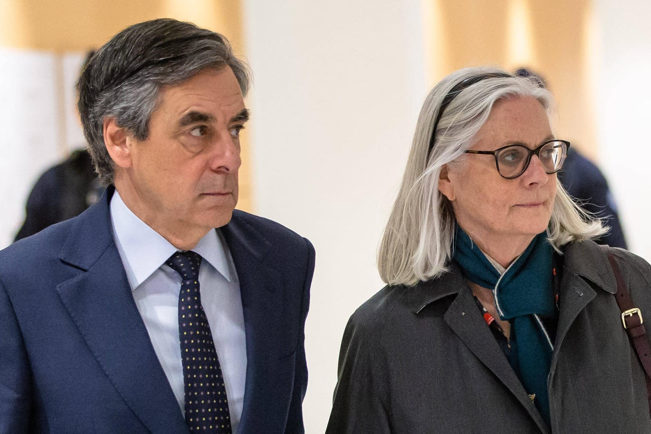 François Fillon und seine Frau (Archivbild): Der Ex-Premierminister musste sich wegen der Anstellung seiner Familie verantworten.