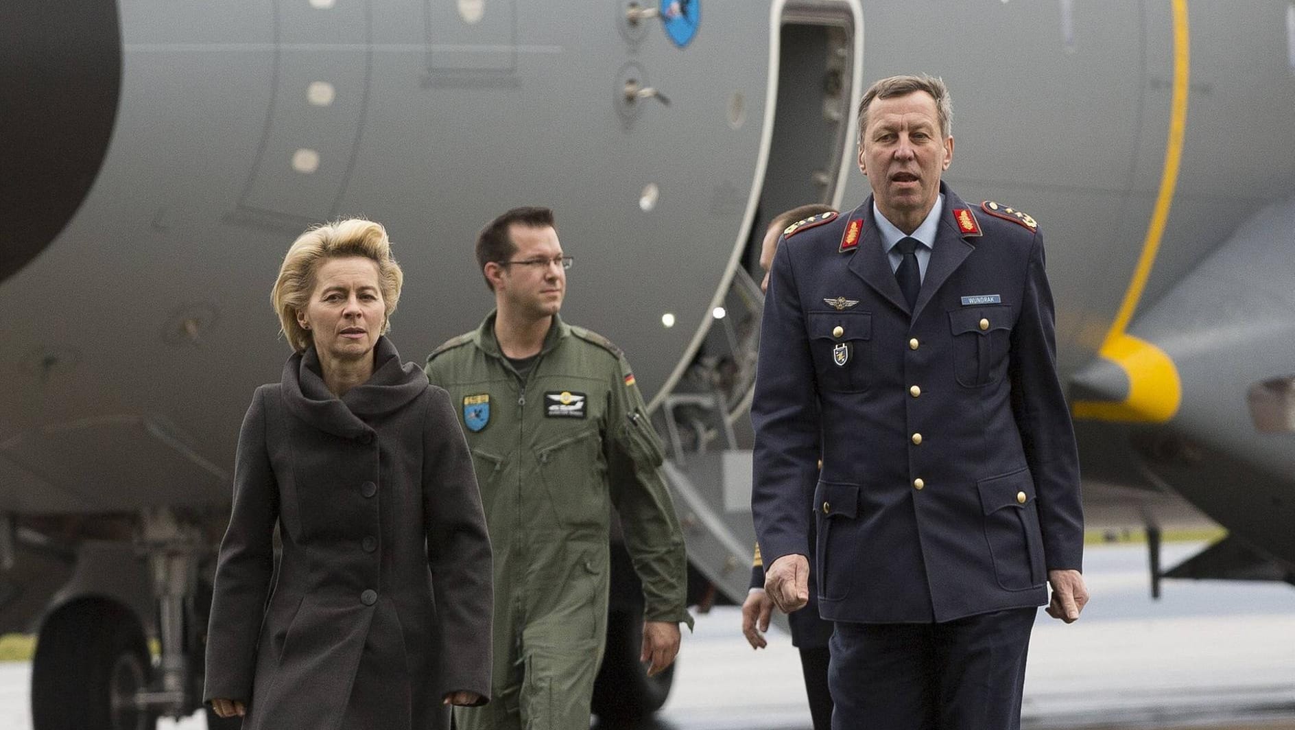 Joachim Wundrak (r.), hier 2014 mit der damaligen Verteidigungsministerin Ursula von der Leyen: Der Ex-General kritisiert den Kurs der AfD.