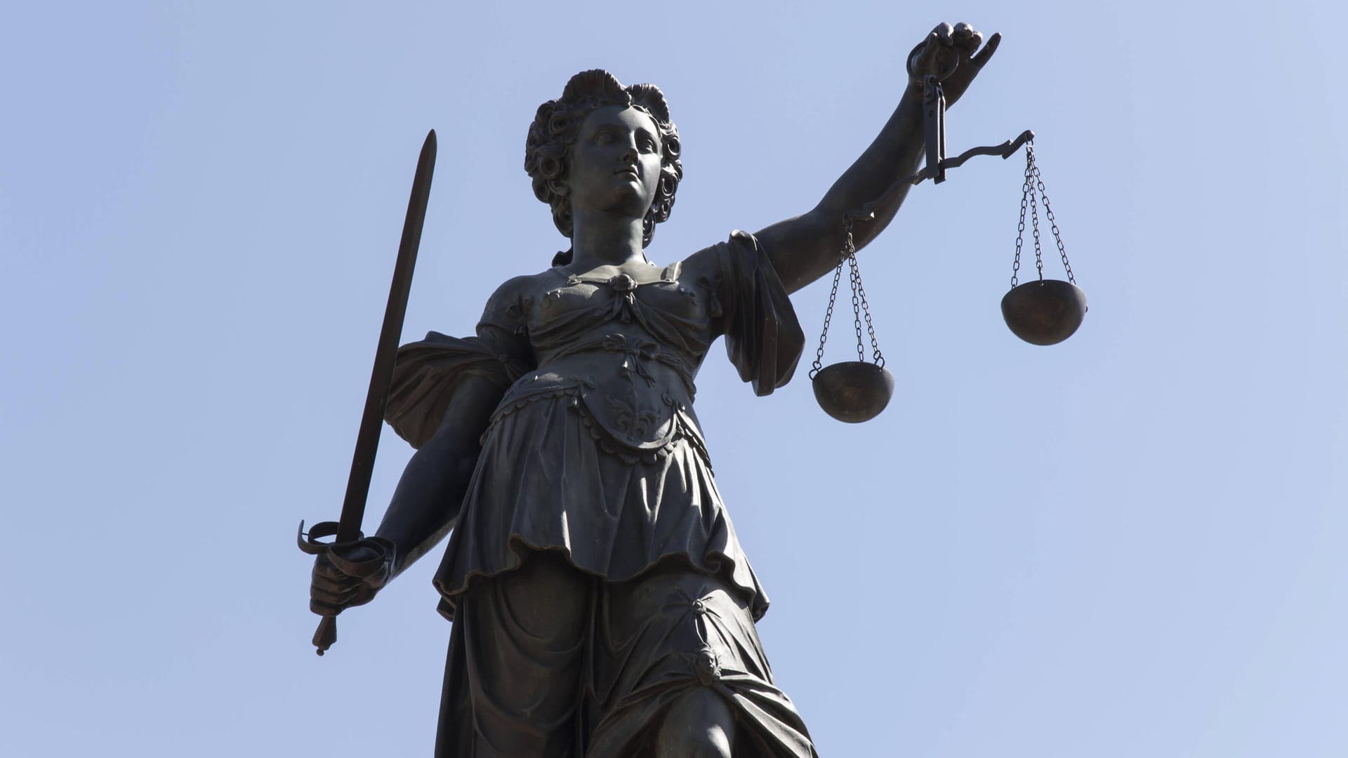 Statue der Justitia (Symbolbild): Der Mann wurde wegen Totschlags verurteilt. Statue der Justitia (Symbolbild): Der Mann wurde wegen Totschlags verurteilt.