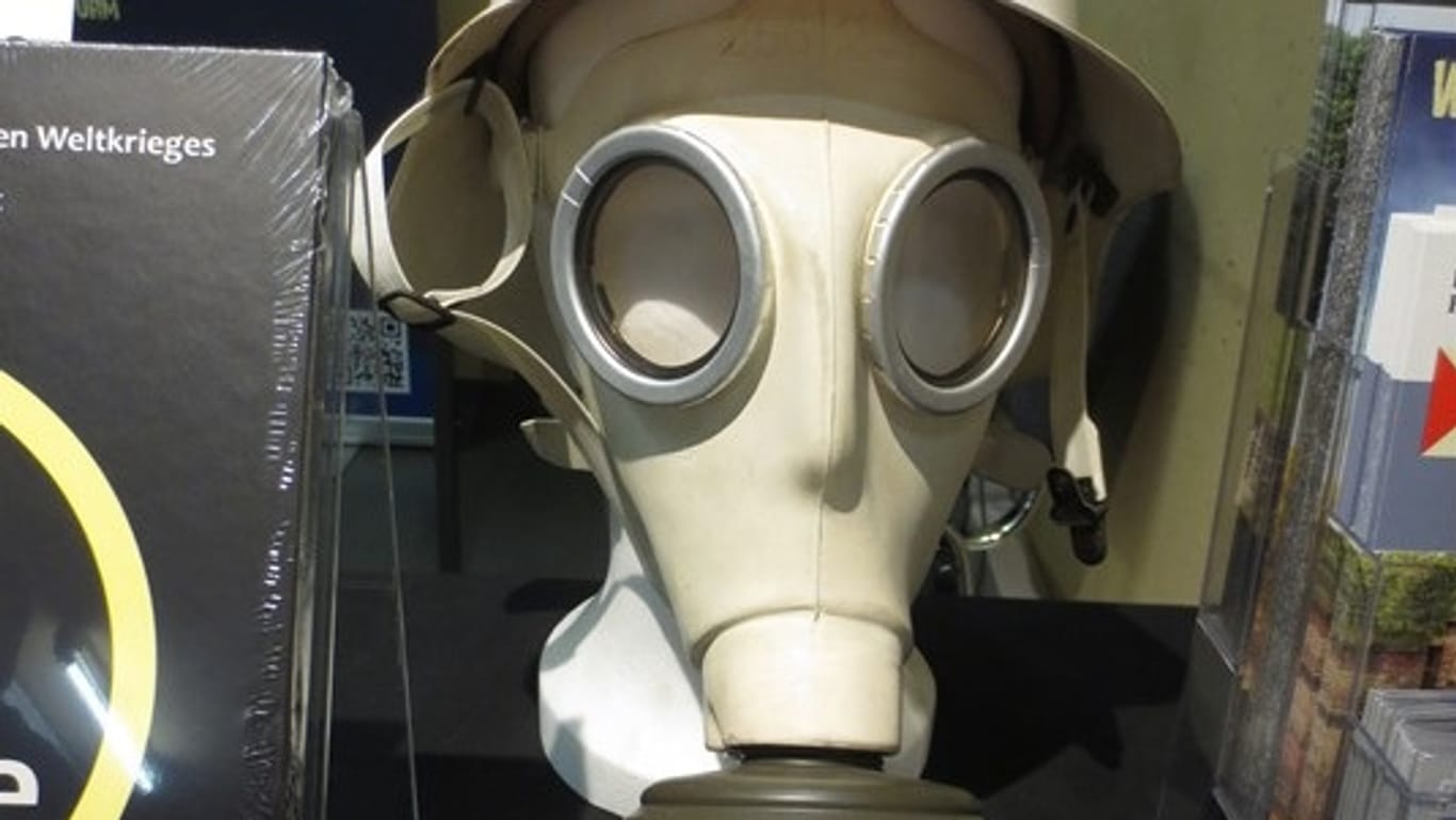 Gasmasken gegen atomare Verseuchung: In der Schutzanlage Köln-Kalk gehörten sie zur Ausstattung.
