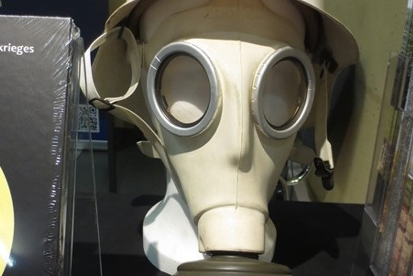 Gasmasken gegen atomare Verseuchung: In der Schutzanlage Köln-Kalk gehörten sie zur Ausstattung.