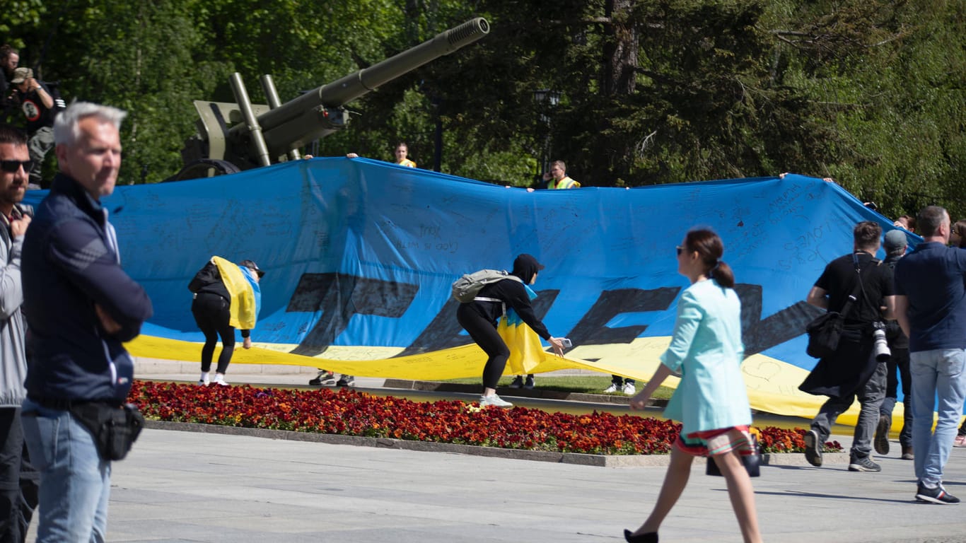 Eine übergroße ukrainische Flagge am sowjetischen Ehrenmal (Archivbild): Sie wurde von der Polizei wieder eingerollt.