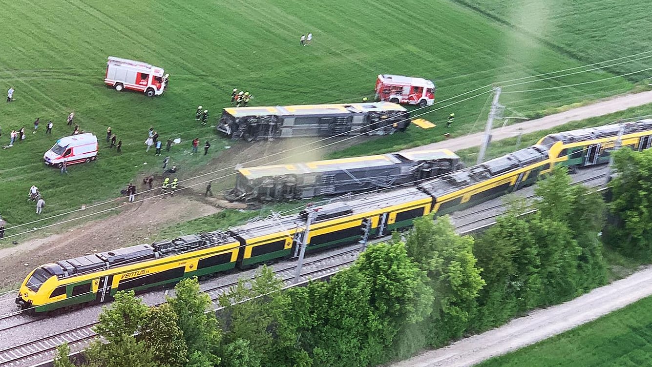 Umgestürzte Waggons nach dem Unglück: Der Rettungseinsatz soll wohl noch bis in die Nacht dauern.