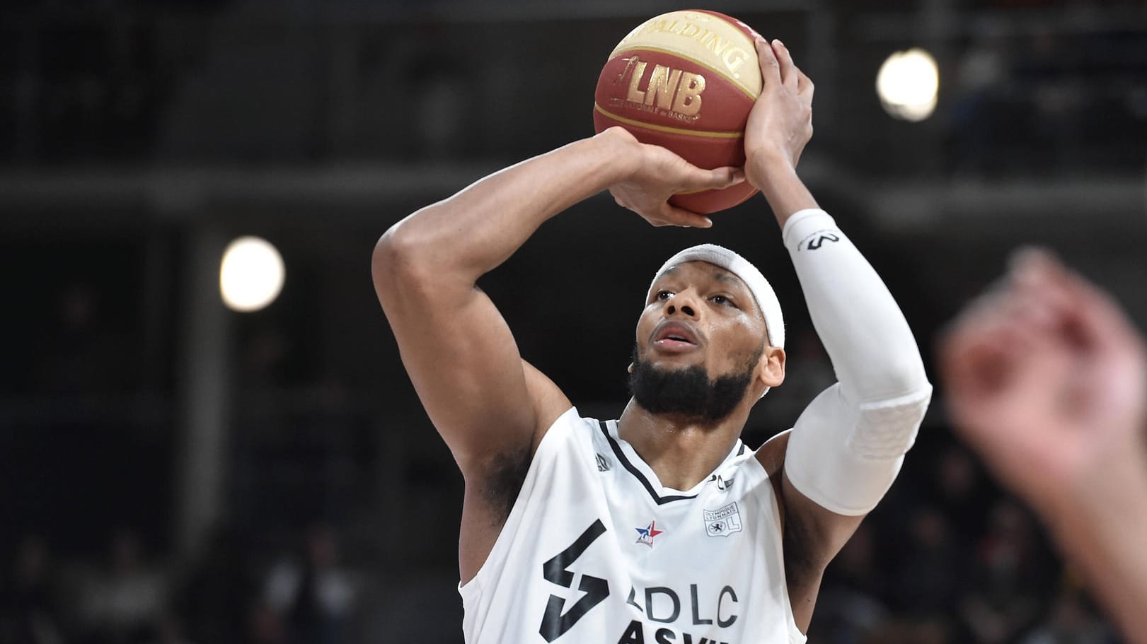 Adreian Payne im Trikot von Asvel Basket in Frankreich: Der einstige NBA-Spieler war später in einigen Ländern aktiv.