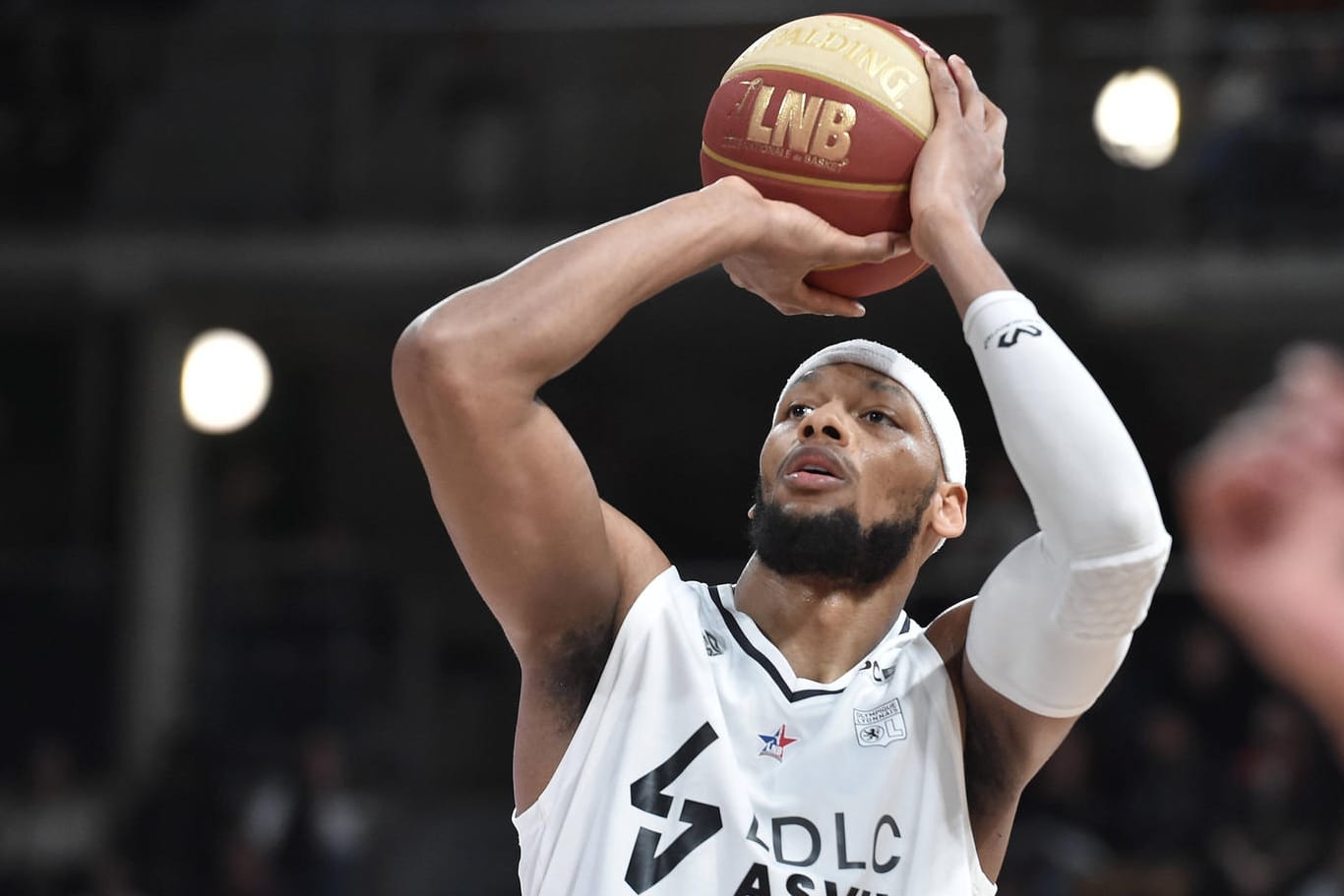 Adreian Payne im Trikot von Asvel Basket in Frankreich: Der einstige NBA-Spieler war später in einigen Ländern aktiv.