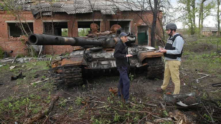 t-online-Reporter Daniel Mützel (rechts) bei der Recherche in einem befreiten Dorf östlich von Charkiw.