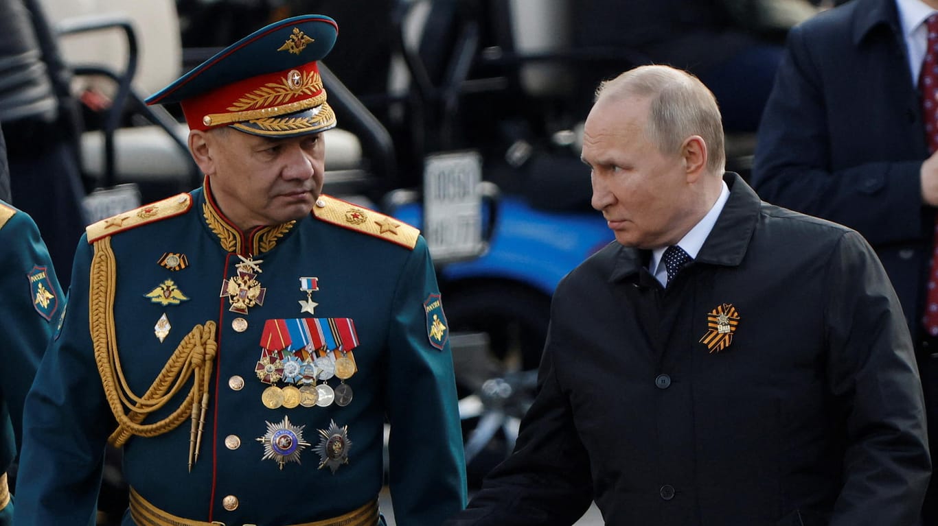 Putin mit seinem Verteidigungsminister Sergei Shoigu während der Parade in Moskau.