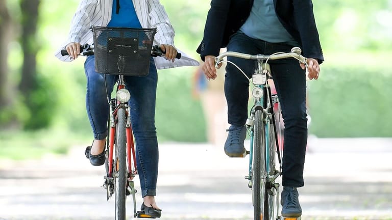 Wer sein Schlaganfallrisiko senken möchte, sollte sich im Alltag ausreichend bewegen, etwa bei kleinen Fahrradtouren.
