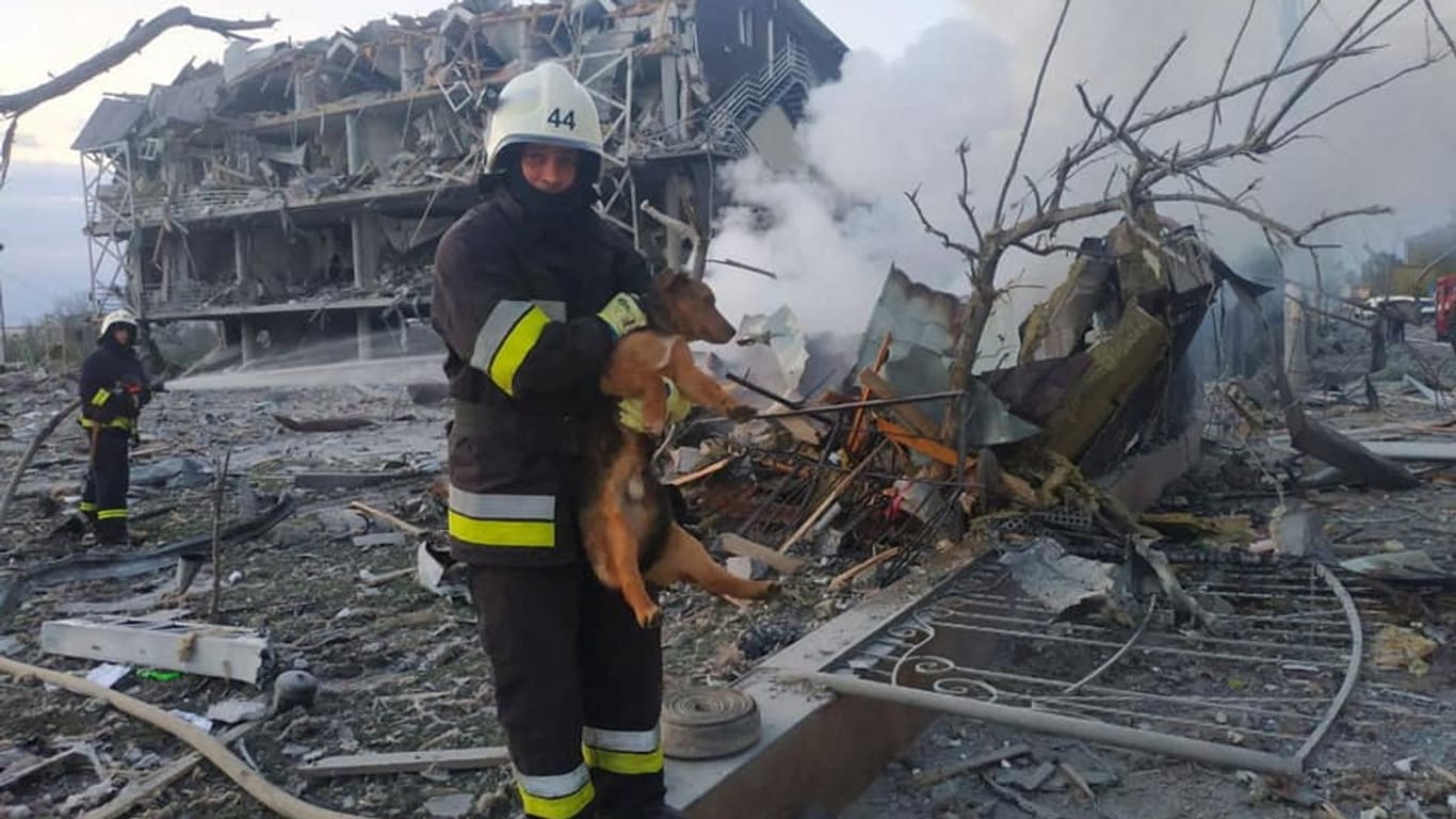 Bilder der Zerstörung aus Odessa: Mehrere Menschen sollen bei Raketenangriffen gestorben sein.