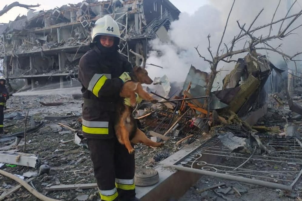 Bilder der Zerstörung aus Odessa: Mehrere Menschen sollen bei Raketenangriffen gestorben sein.