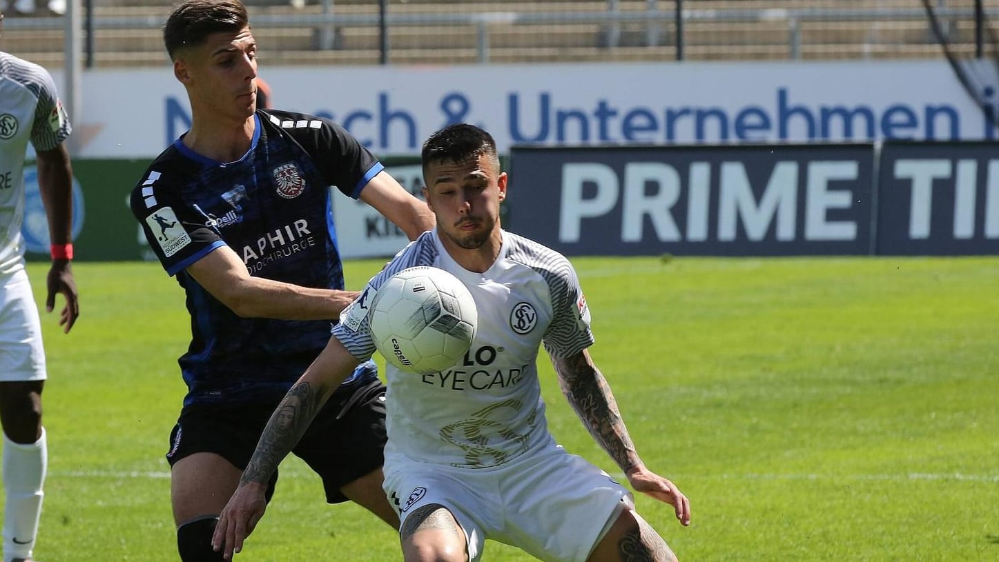 Frankfurts Ivan Franjic (l.) im Duell mit Israel Suero Fernández: Solche Zweikämpfe wie hier gab es in den finalen Minuten selten. Frankfurts Ivan Franjic (l.) im Duell mit Israel Suero Fernández: Solche Zweikämpfe wie hier gab es in den finalen Minuten selten.