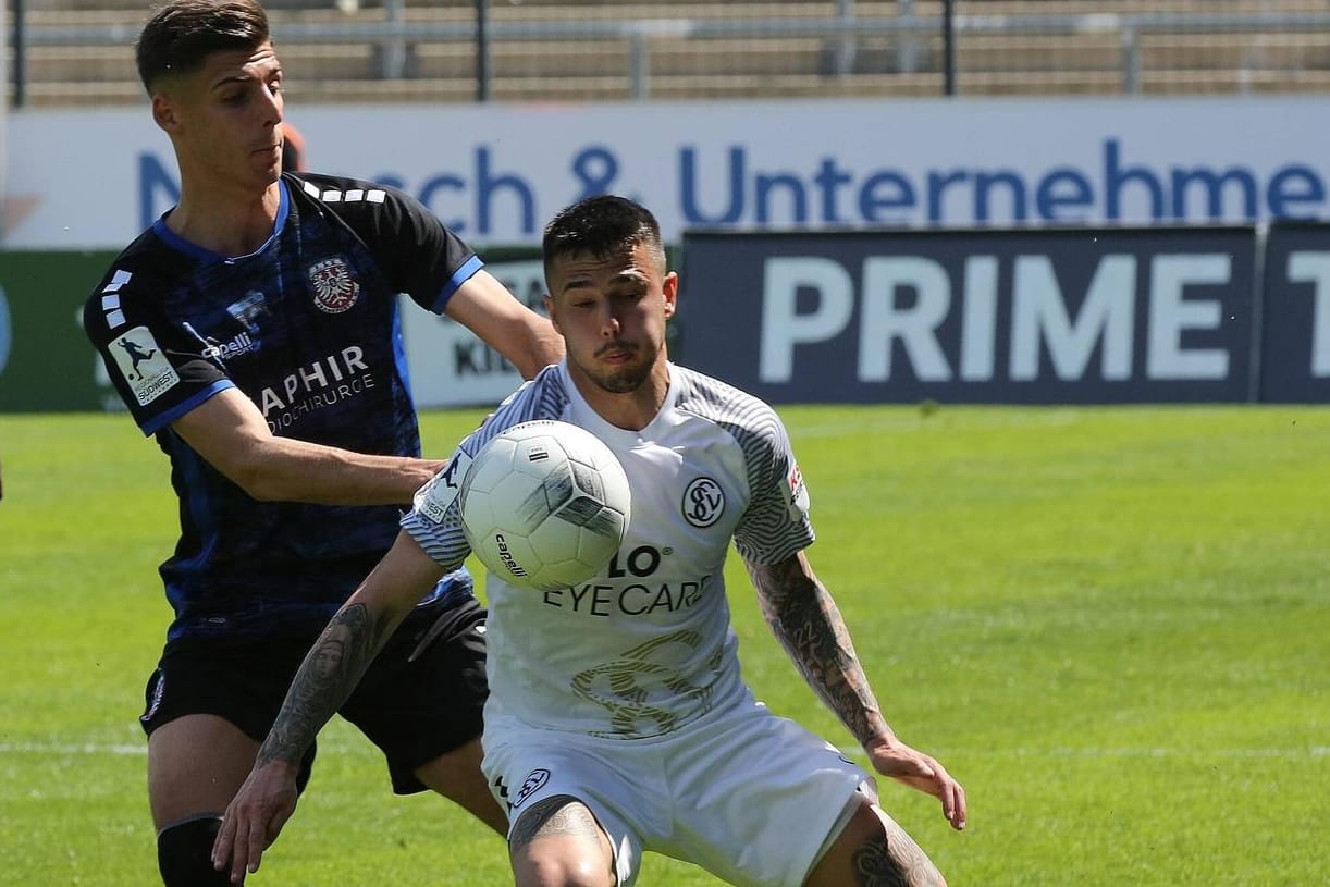 Frankfurts Ivan Franjic (l.) im Duell mit Israel Suero Fernández: Solche Zweikämpfe wie hier gab es in den finalen Minuten selten.