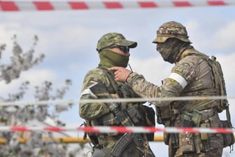 Russische Soldaten in der Nähe von Mariupol: Laut Pentagon sollen russische Truppen die Befehle ihrer Vorgesetzten missachten.