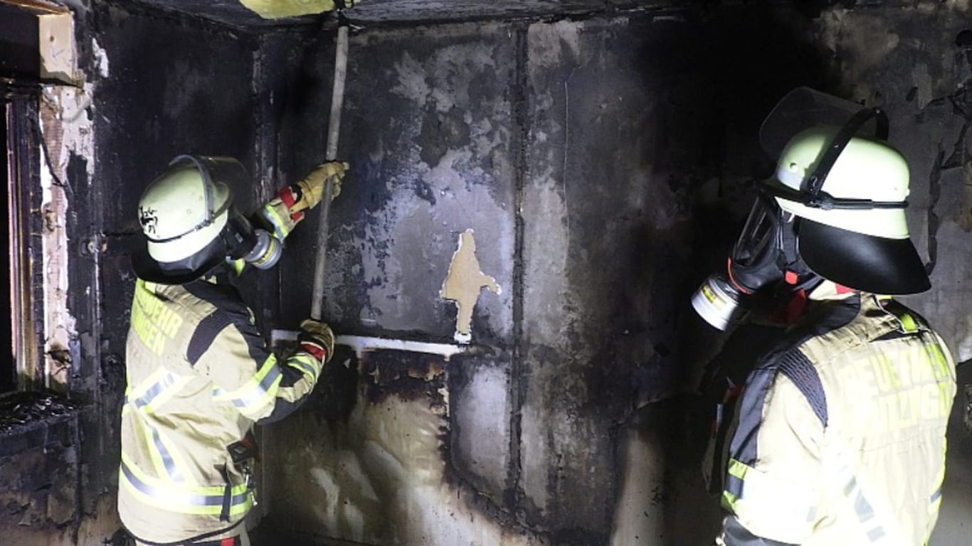 Feuerwehr in der Brandwohnung: Den Schaden schätzt die Polizei auf rund 350.000 Euro.