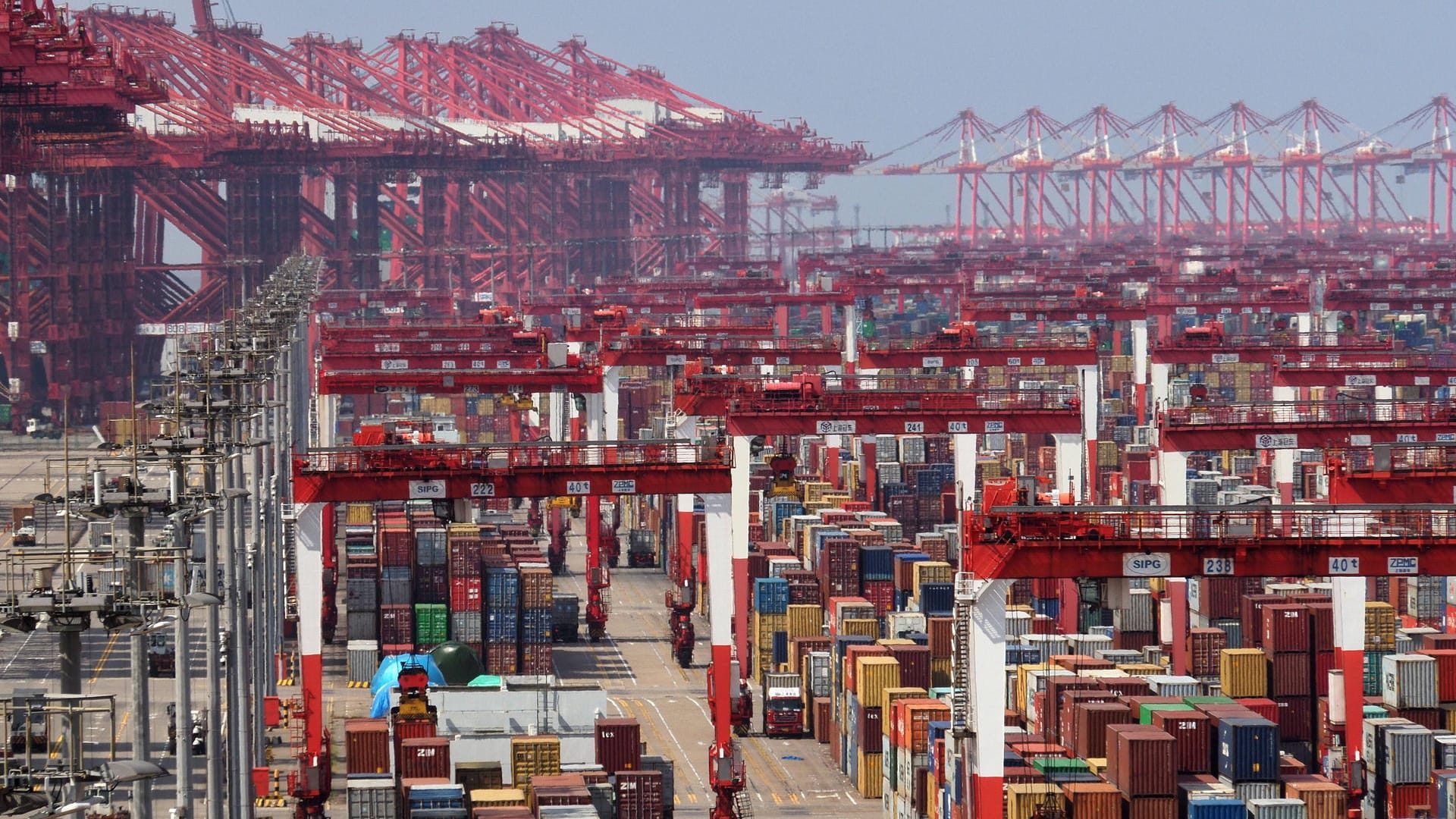 Containerhafen in Shanghai (Symbolbild): Im Hafen der der chinesischen Metropole stauen sich die Schiffe.