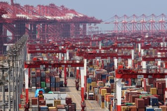 Containerhafen in Shanghai (Symbolbild): Im Hafen der der chinesischen Metropole stauen sich die Schiffe.