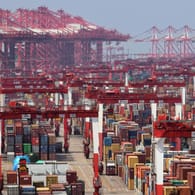 Containerhafen in Shanghai (Symbolbild): Im Hafen der der chinesischen Metropole stauen sich die Schiffe.