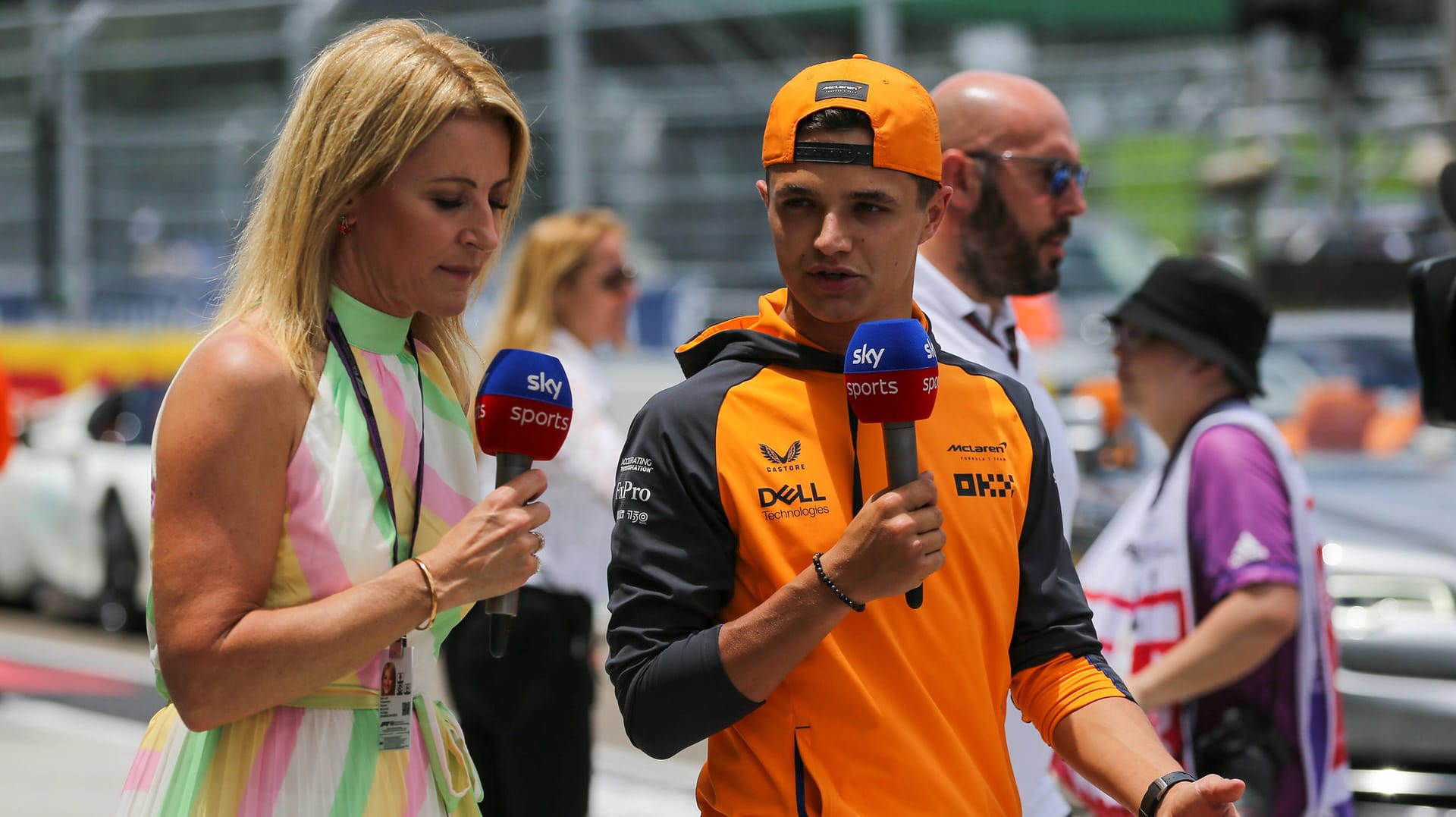 Lando Norris (r.) am Renntag im Interview mit Landsfrau und Sky-Reporterin Rachel Brookes: Dem Englänger gefiel der Asphalt in Miami überhaupt nicht. Lando Norris (r.) am Renntag im Interview mit Landsfrau und Sky-Reporterin Rachel Brookes: Dem Englänger gefiel der Asphalt in Miami überhaupt nicht.