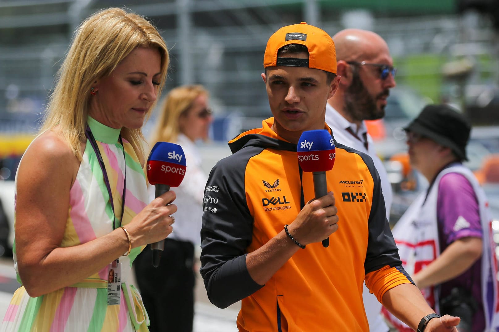 Lando Norris (r.) am Renntag im Interview mit Landsfrau und Sky-Reporterin Rachel Brookes: Dem Englänger gefiel der Asphalt in Miami überhaupt nicht.
