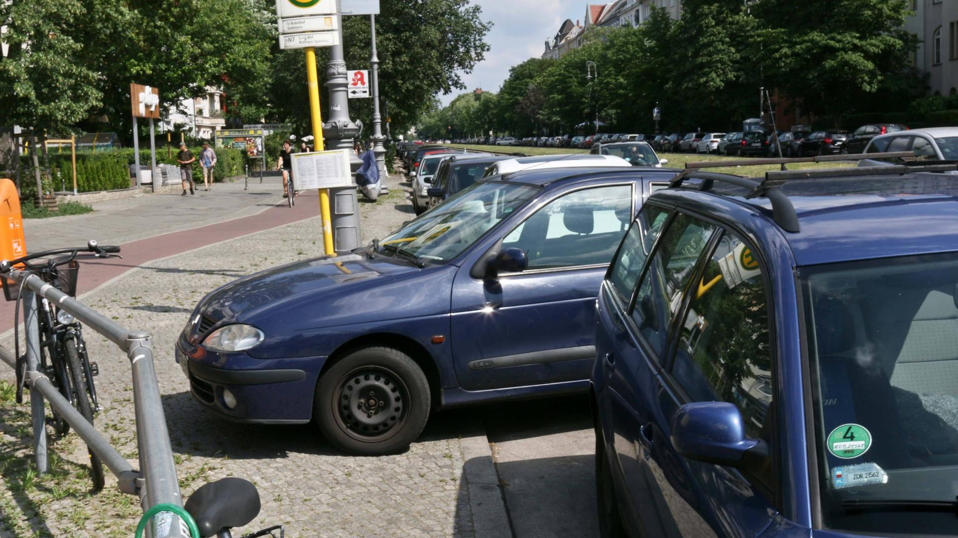 Falsch geparktes Auto an der Bushaltestelle (Symbolbild): In Frankfurt warnen Sensoren vor falschem Parken.