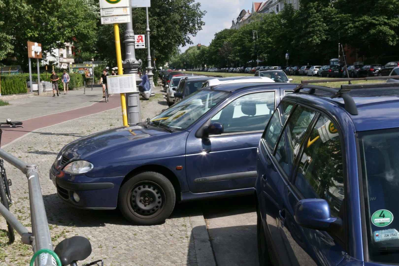 Falsch geparktes Auto an der Bushaltestelle (Symbolbild): In Frankfurt warnen Sensoren vor falschem Parken.