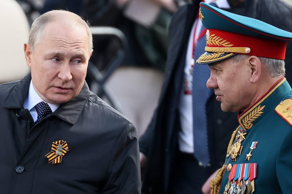 Details bei Militärparade: Diese Szenen heizen die Gerüchte über Putins Gesundheitszustand an.