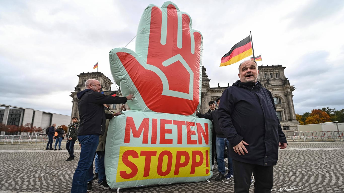 Lukas Siebenkotten im Oktober 2021 vor dem Reichstag: Ein Bündnis aus Initiativen, Organisationen und dem Deutschen Gewerkschaftsbund forderte einen bundesweiten Stopp von Mieterhöhungen.