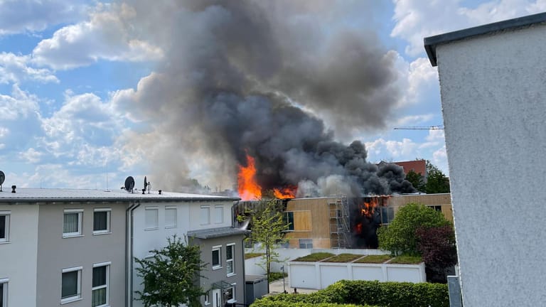 Kindergarten-Neubau in Flammen: Seit Montagmittag kämpft die Feuerwehr gegen den Brand.