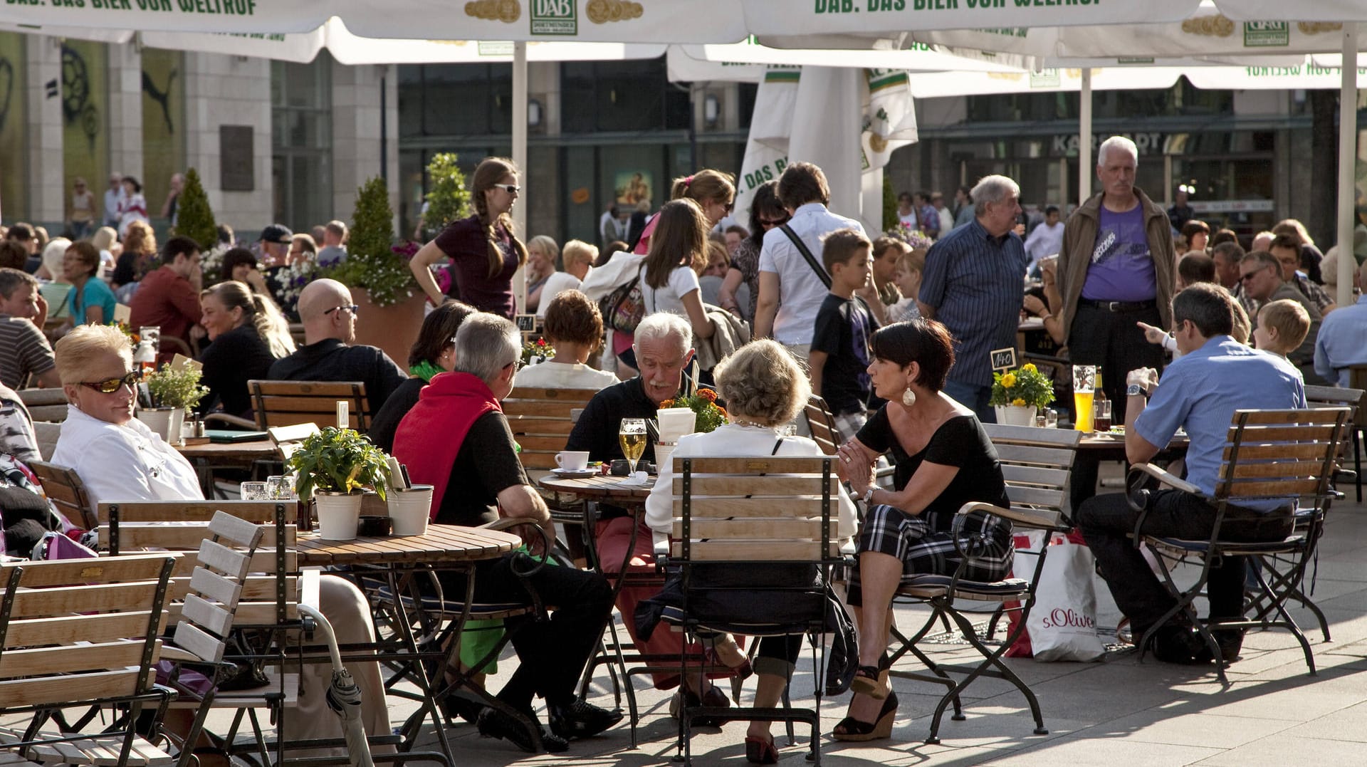 Menschen genießen die Sonne auf dem Alten Markt in Dortmund (Archivbild): Die Sorglosigkeit mancher machen sich Minderjährige zunutze.