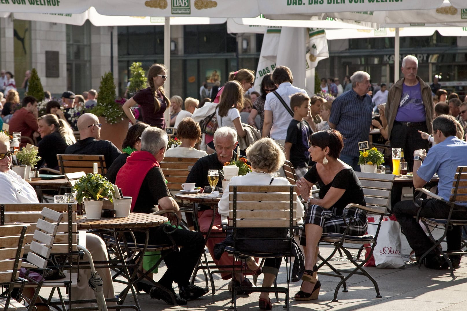 Menschen genießen die Sonne auf dem Alten Markt in Dortmund (Archivbild): Die Sorglosigkeit mancher machen sich Minderjährige zunutze.