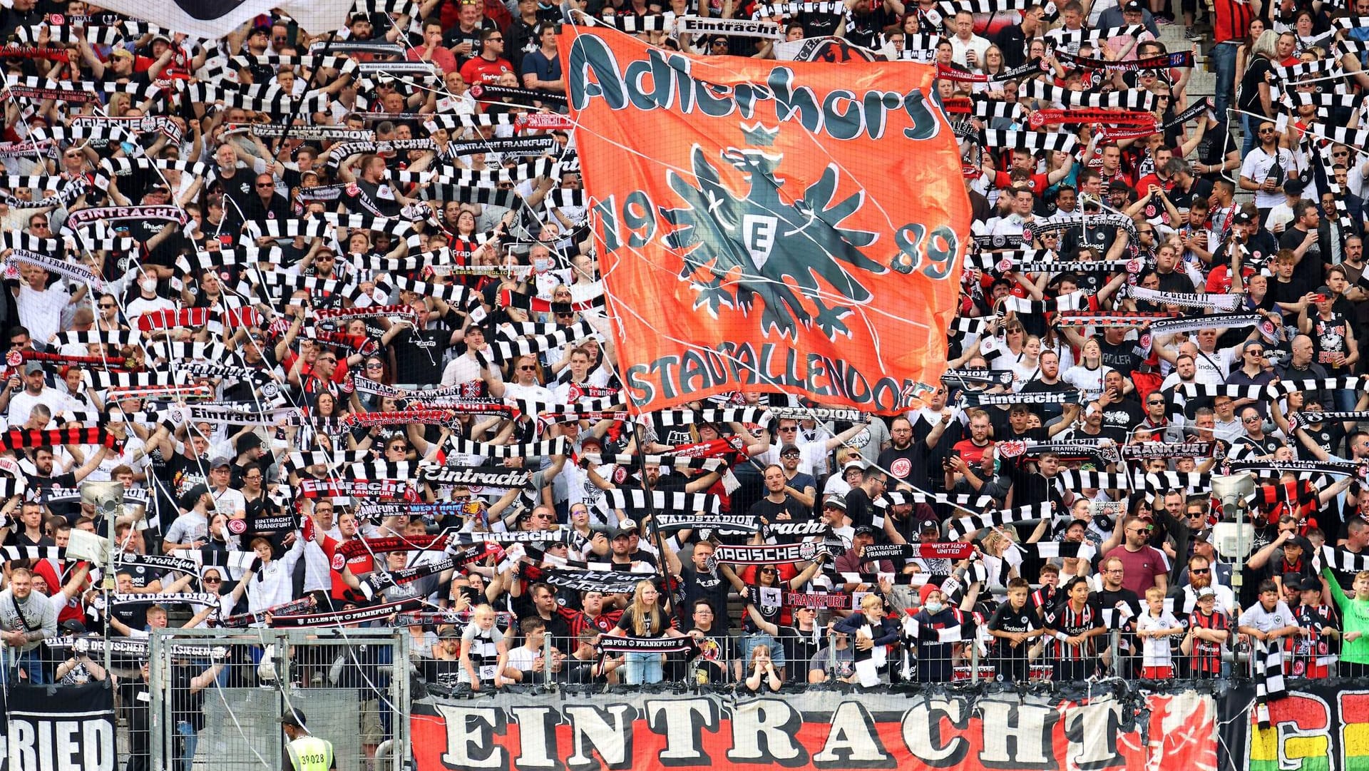 Fans der Eintracht im Stadion: Der Klub hat viele Anhänger, die mit nach Sevilla wollen.