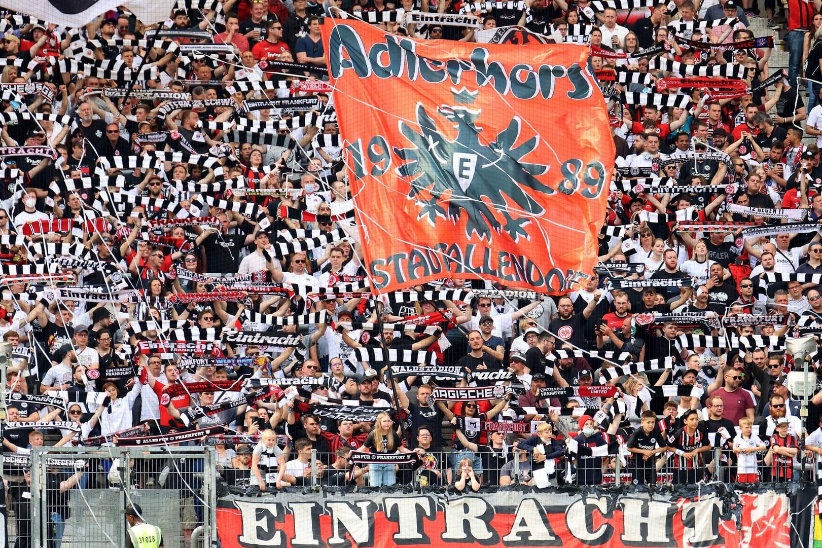 Fans der Eintracht im Stadion: Der Klub hat viele Anhänger, die mit nach Sevilla wollen.