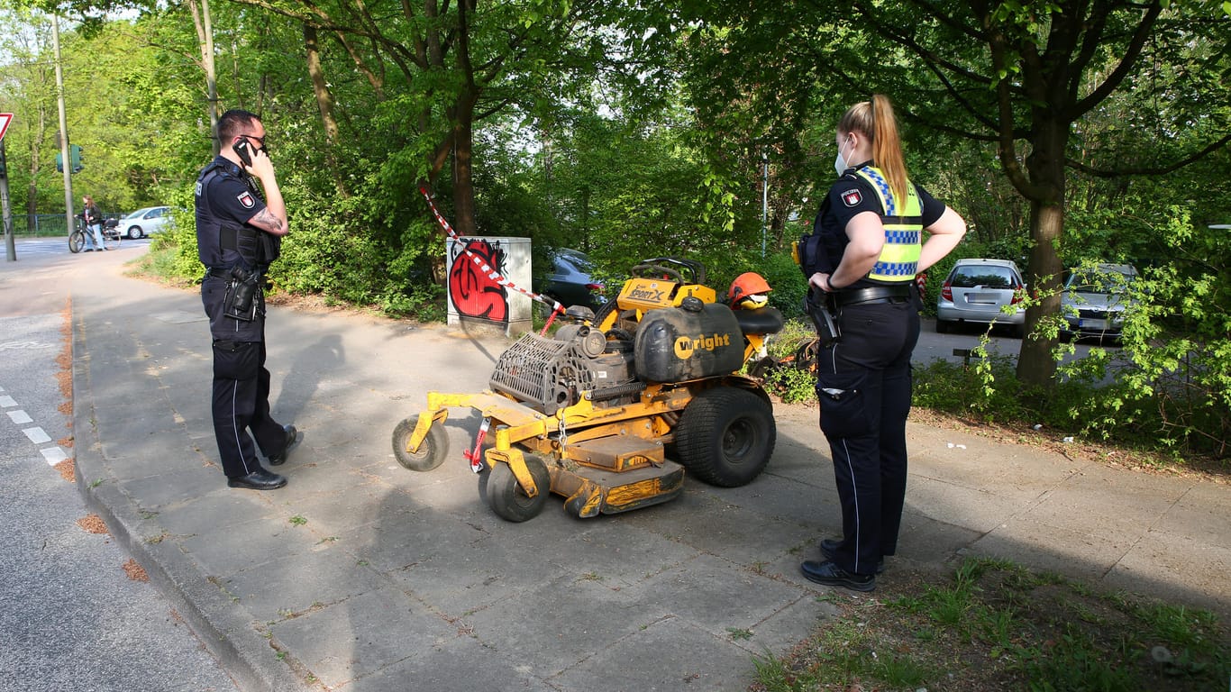 Polizeibeamte vor dem Rasenmäher: In Hamburg hat sich ein schwerer Arbeitsunfall ereignet.