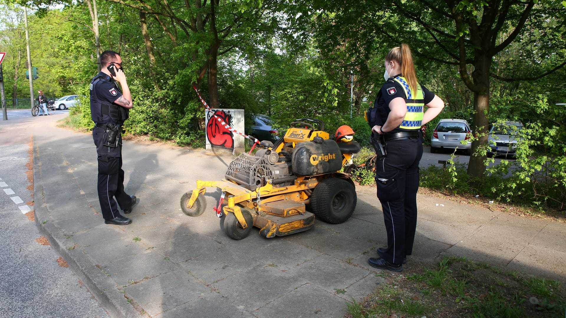 Polizeibeamte vor dem Rasenmäher: In Hamburg hat sich ein schwerer Arbeitsunfall ereignet. Polizeibeamte vor dem Rasenmäher: In Hamburg hat sich ein schwerer Arbeitsunfall ereignet.