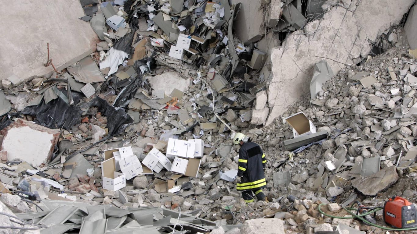 Ein Feuerwehrmann sucht in den Trümmern des eingestürzten Stadtarchivs nach Archivalien (Archivbild): Bei der Havarie kamen 2009 zwei Menschen ums Leben.