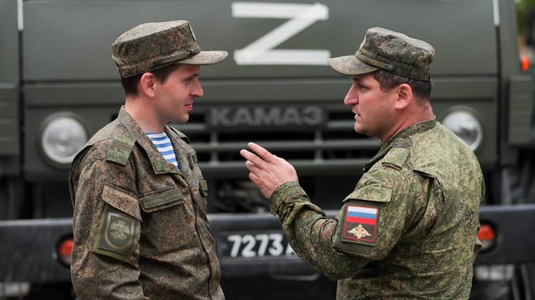 Russische Soldaten vor einem Einsatzfahrzeug: Die Motivation der Soldaten lässt immer mehr nach.