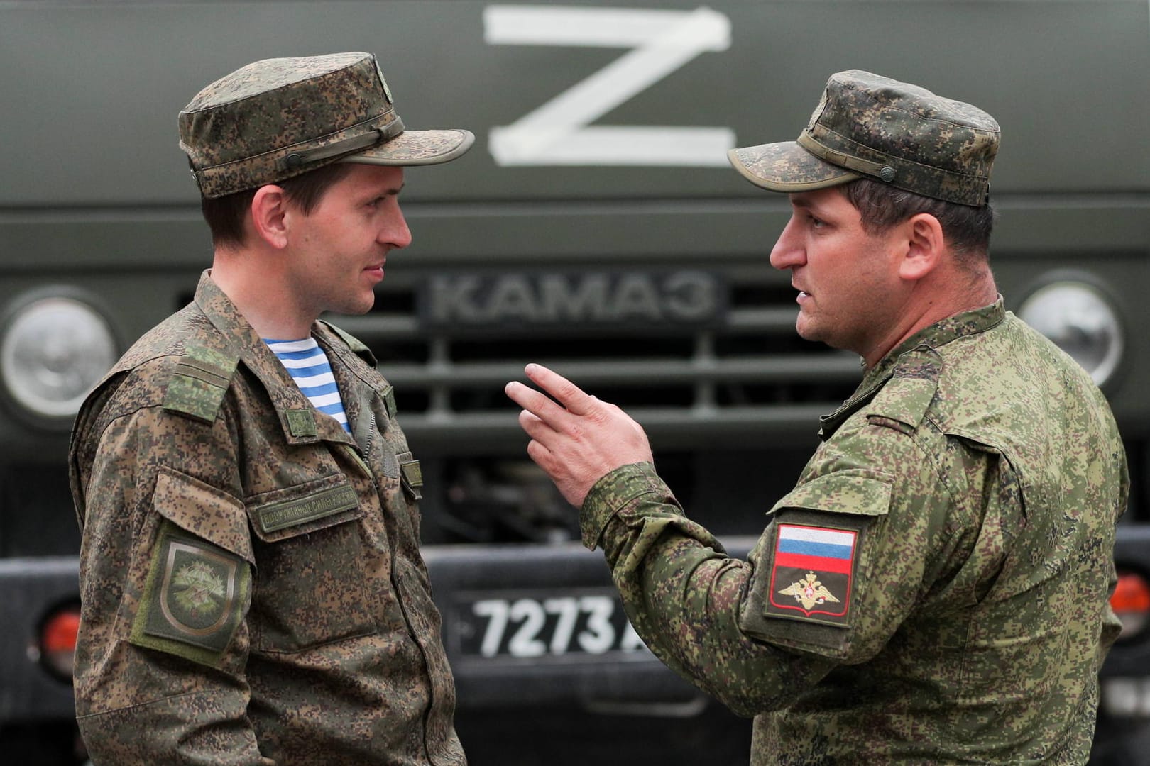 Russische Soldaten vor einem Einsatzfahrzeug: Die Motivation der Soldaten lässt immer mehr nach.