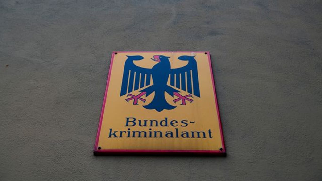 Das Wappen des Bundeskriminalamtes hängt an der Fassade der Zentrale.