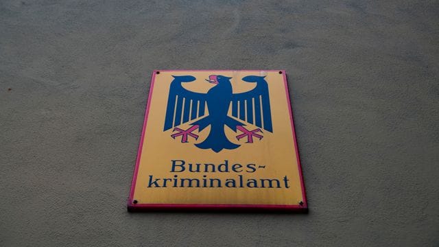 Das Wappen des Bundeskriminalamtes hängt an der Fassade der Zentrale.